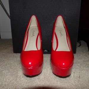 Qupid Neutral 156 Red Patent Platform Pumps